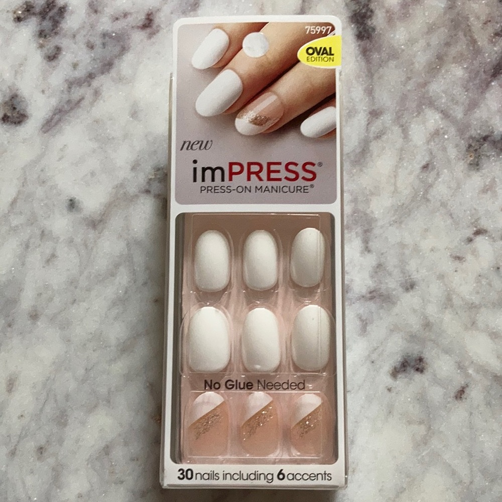 NWT Impress Nails Oval White Accent